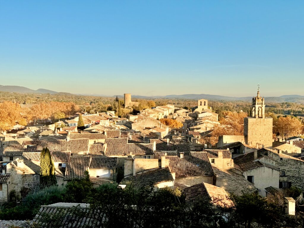 village provençal cucuron vue